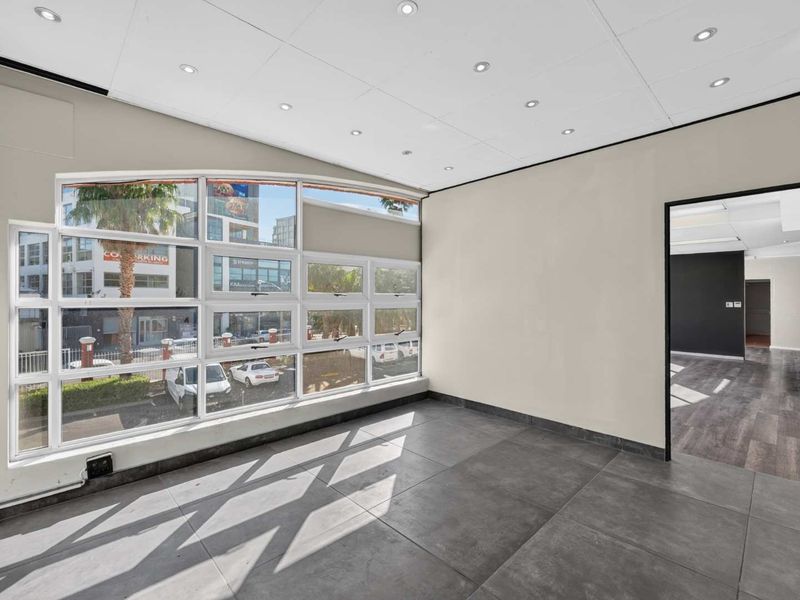 Bright 160m2 Office Space To Let in Roeland Square | Gardens | Excellent Natural Light & Exposure - Photo 4