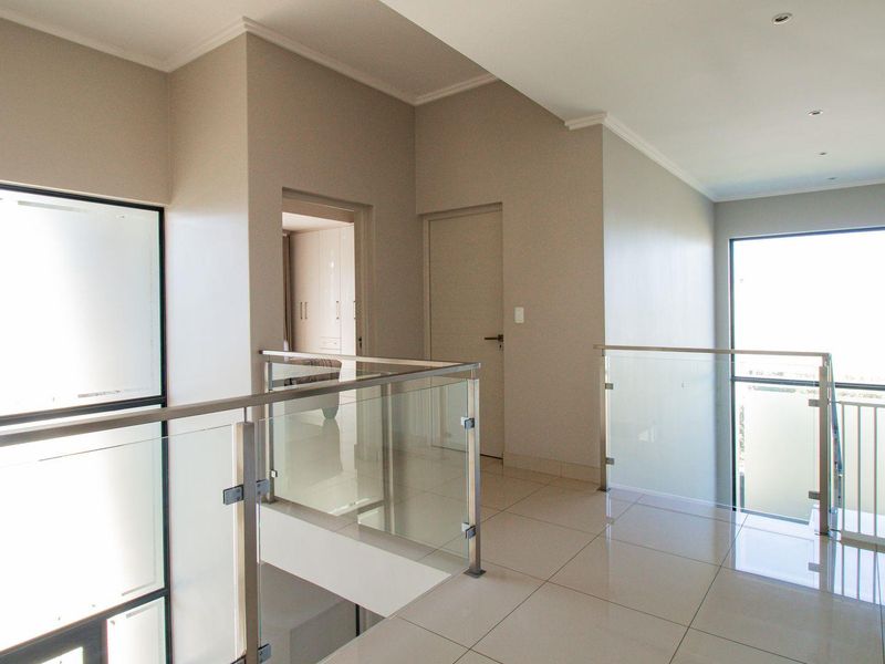 Gorgeous 4 Bedroom Home in La Como lifestyle estate - Photo 4