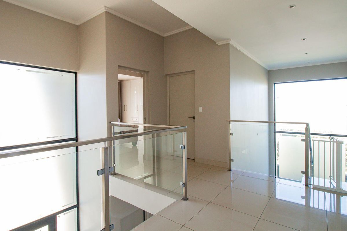 Gorgeous 4 Bedroom Home in La Como lifestyle estate - Photo 4