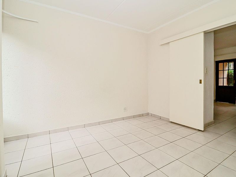 Ideal First Time Buy - Secure Lock-Up and Go Garden Unit. - Photo 10