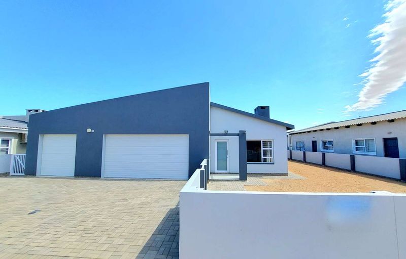 Brand new 3 Bedroom home wih 3 Garages