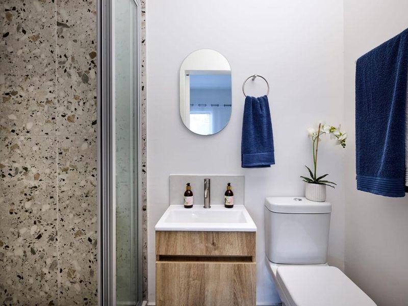 A Modern 2 bed Apartment - Photo 4