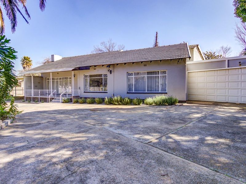 SUNNY FAMILY HOME WITH FULL SOLAR AND WATER BACK UP! - Photo 4