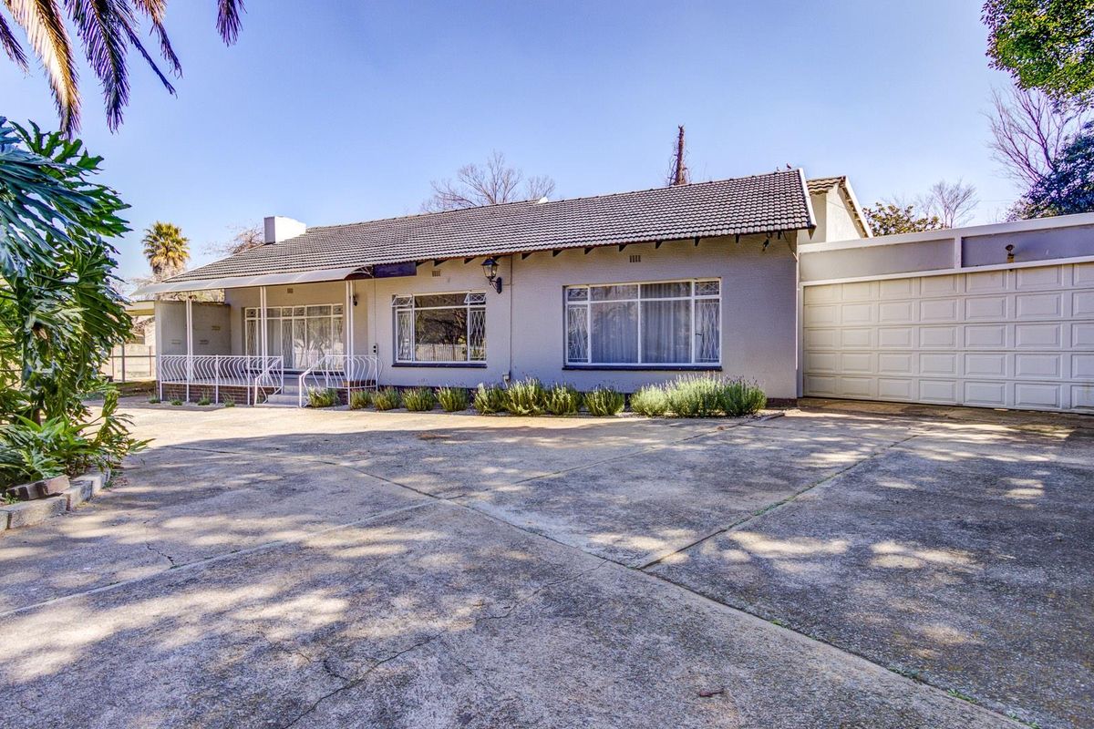 SUNNY FAMILY HOME WITH FULL SOLAR AND WATER BACK UP! - Photo 4