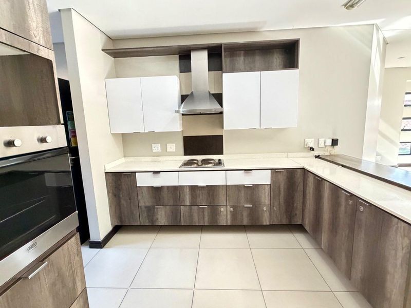 Comfortable Living: Open Plan Lounge and Dining Area - Photo 4