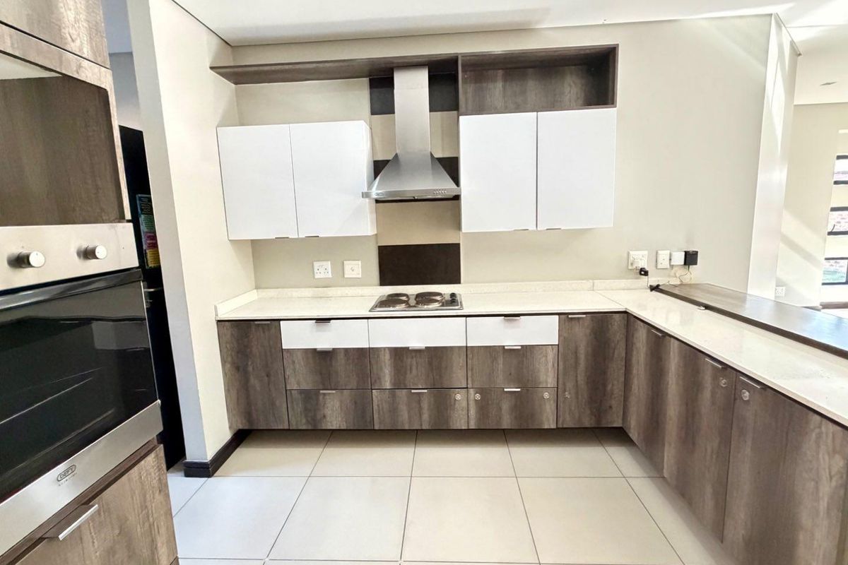 Comfortable Living: Open Plan Lounge and Dining Area - Photo 4
