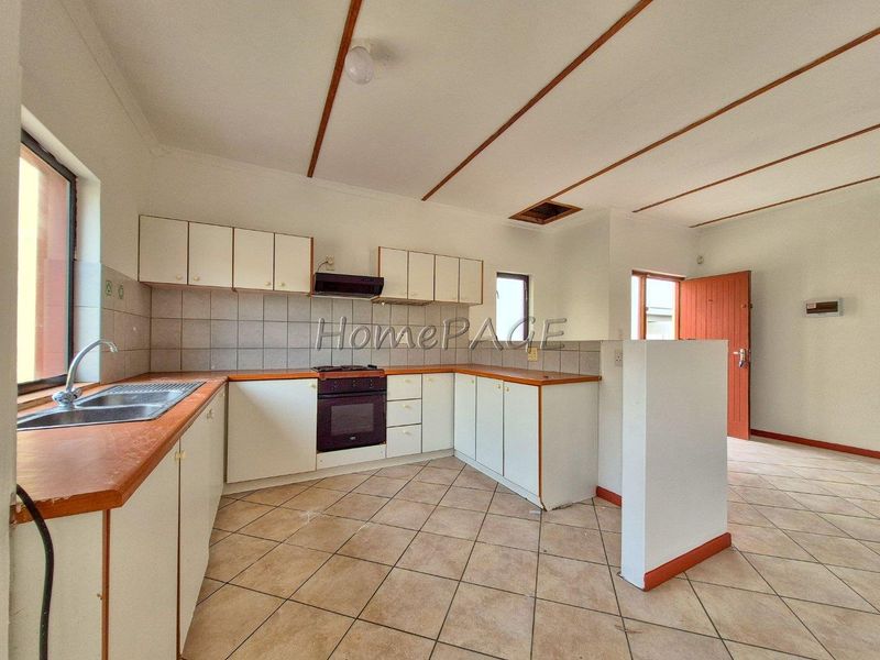 Meersig, Walvis Bay:  3 Bedr Home with 2 Bedr Flat is for Sale - Photo 5
