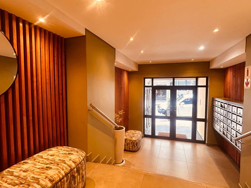 Exceptional Top Floor Apartment with Iconic Mountain & City Views - Photo 2