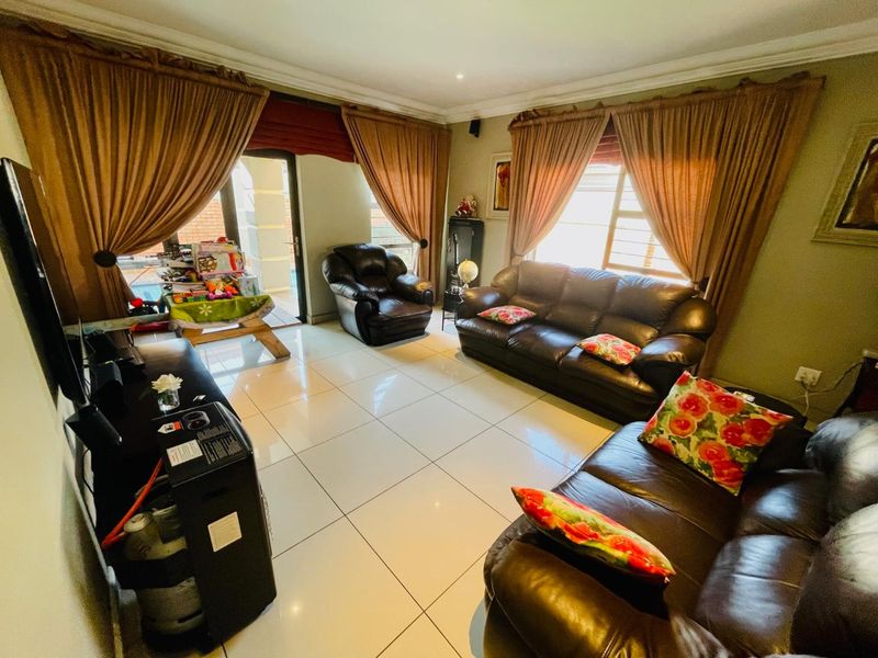 Elegant 3-Bedroom Cluster in Secure Bartlett Estate - Photo 5