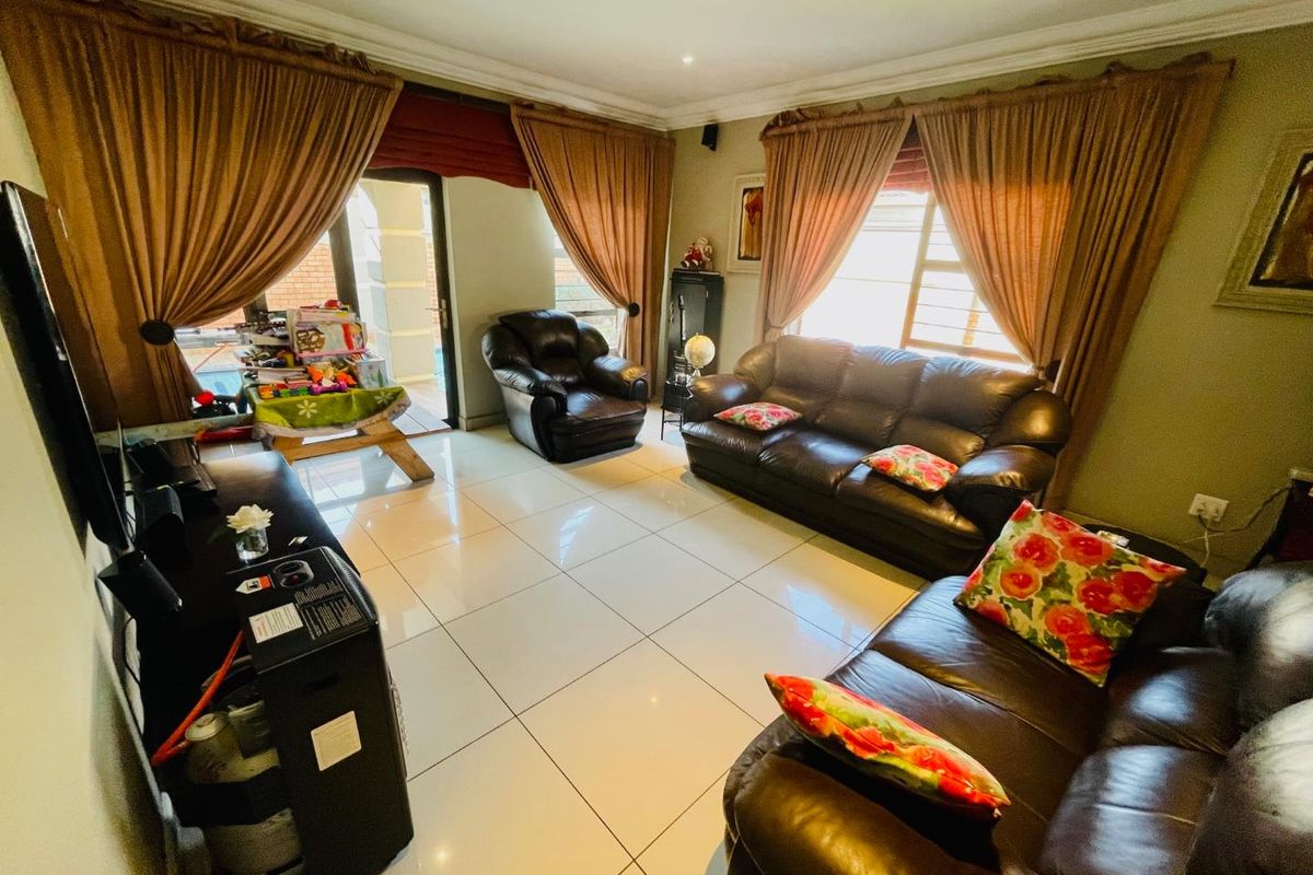 Elegant 3-Bedroom Cluster in Secure Bartlett Estate - Photo 5