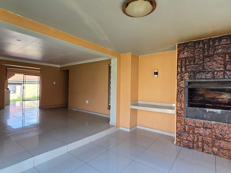 Exceptional Space, Endless Potential and Fantastic Entertainment Living - Photo 9