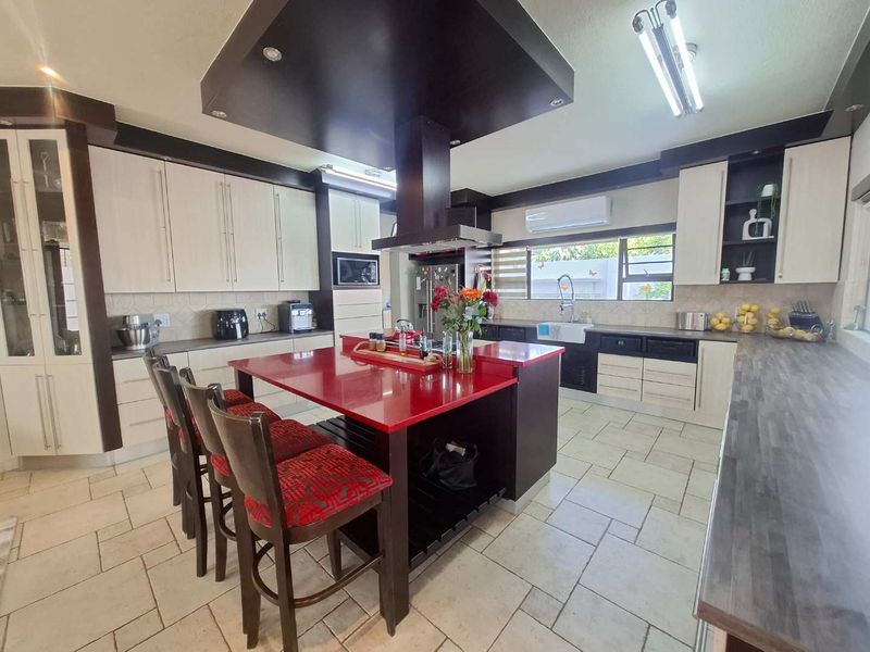 Luxurious, Secure Family Oasis with Stunning Views - Photo 6