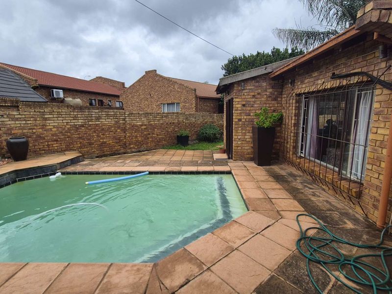 Ferreira Close: Where comfort meets charm, and your future begins - Photo 7