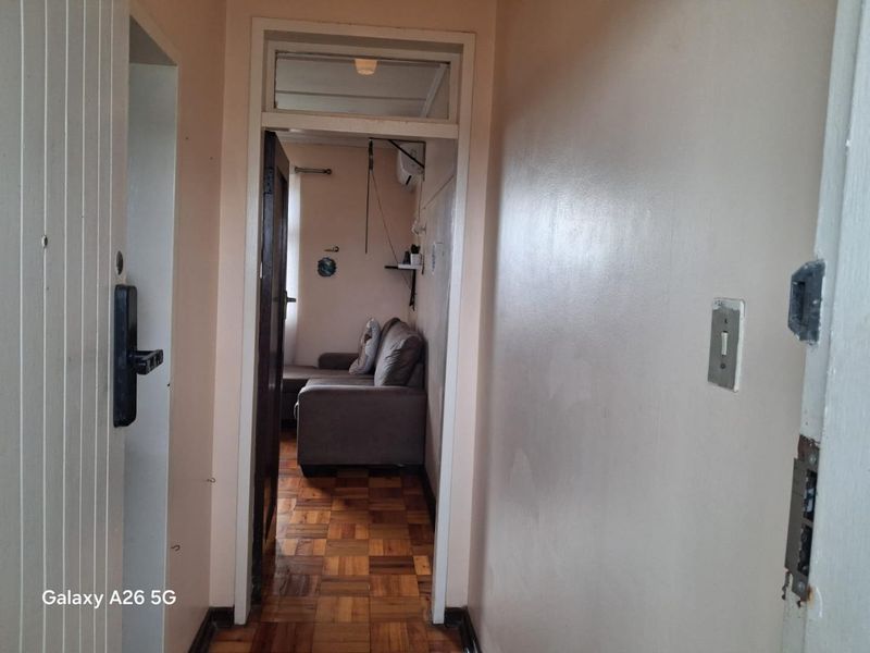 Compact Bachelor Flat with Parking in Secure Bluff Location - Photo 9
