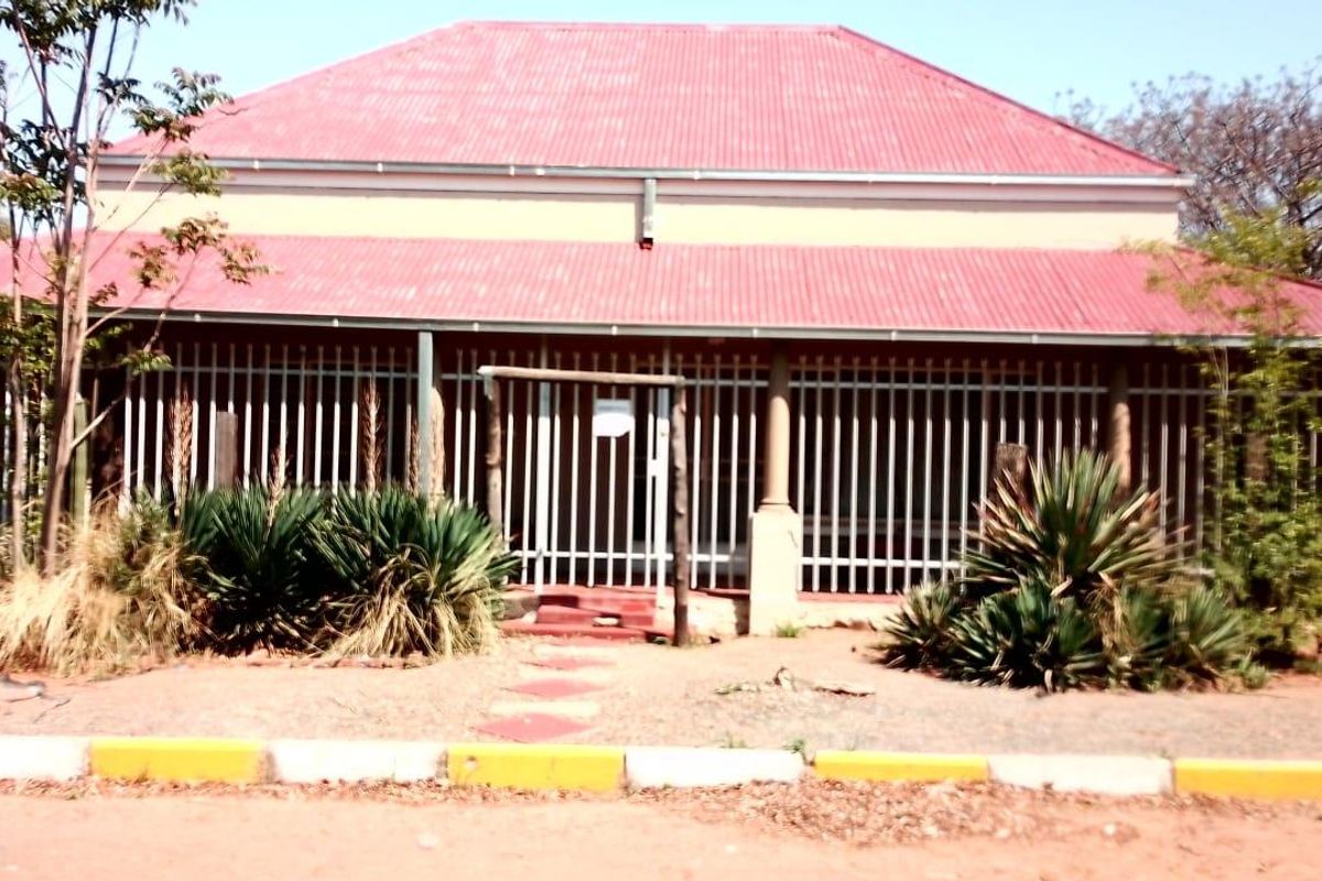 UNIQUE HOUSE.WITH POTENTIAL EXTRA INCOME. - Photo 2