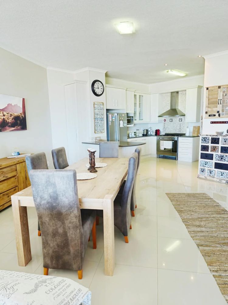 Open plan dining area and kitchen