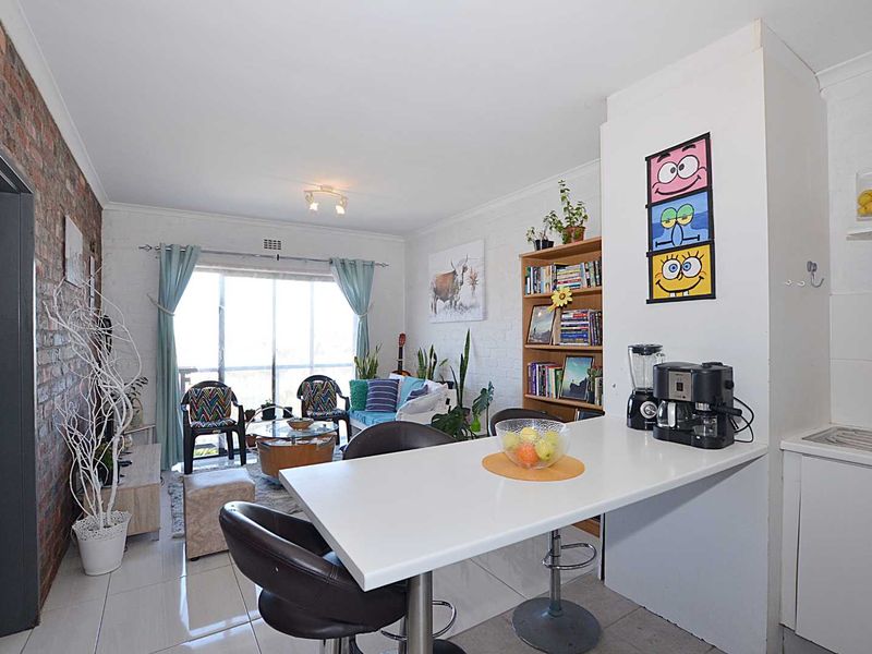 Neat Two Bedroom Apartment - Photo 4