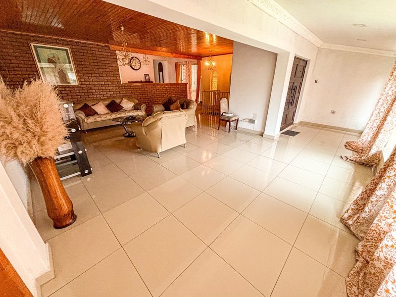 Bassonia Gem: Large 3-Bedroom House with Guest Flatlet - Photo 10