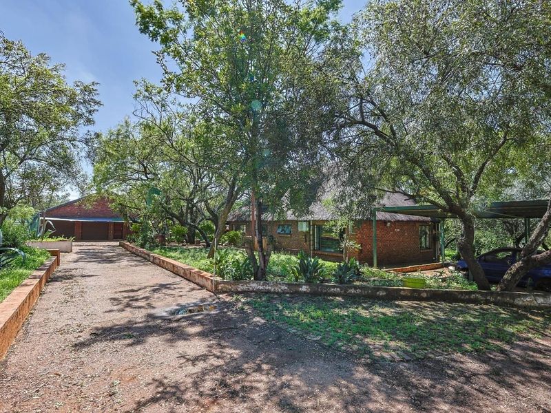 4.2ha Smallholding With Warehouse, Flats & Thatched Home – Kameeldrift West - Photo 4