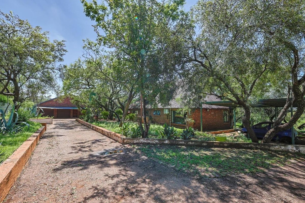 4.2ha Smallholding With Warehouse, Flats & Thatched Home – Kameeldrift West - Photo 4