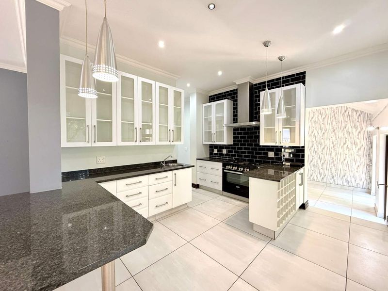 Spacious double-storey home located in Olympus - Photo 10