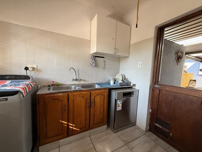 Versatile Family Home with possible Separate Flats On 1600m2 stand - Photo 9