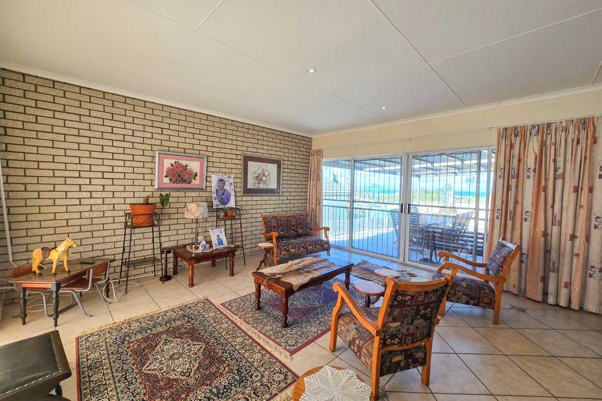 Low maintenance family home for sale in Stilbaai-Wes. - Photo 5