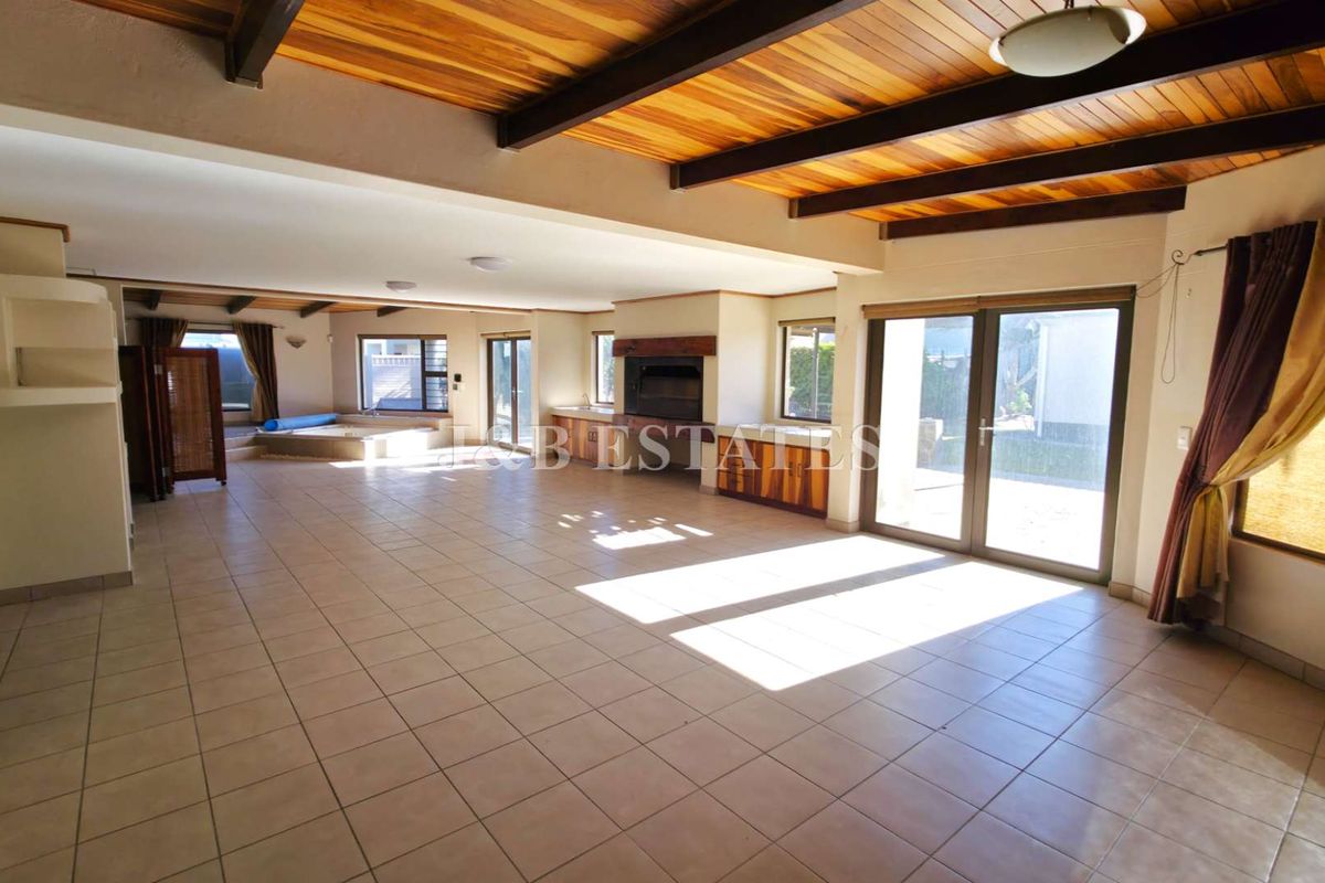 Large Family House For Real Entertainer - Photo 3