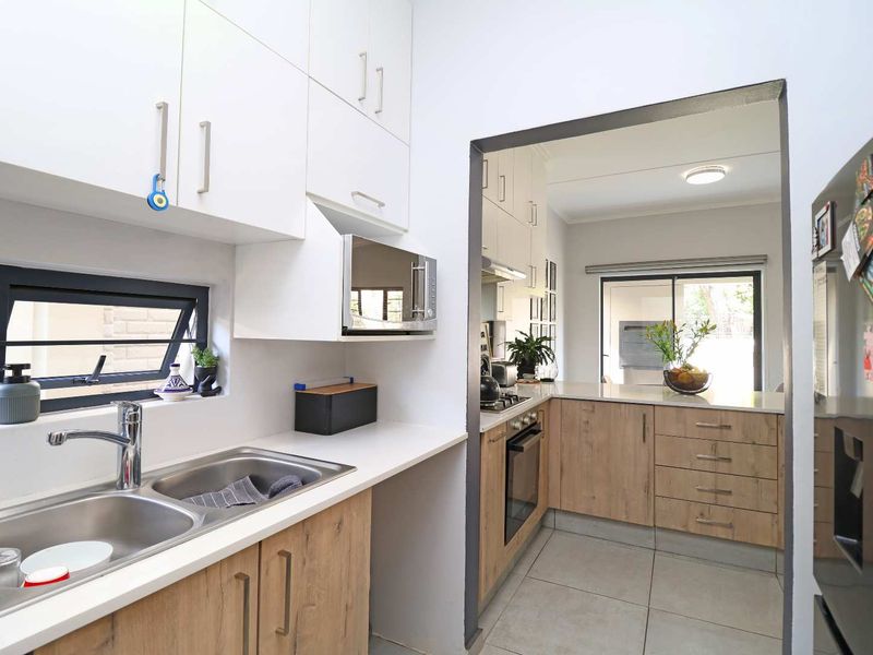 Stylish and Private 3-Bedroom Home in Springwood Estate - Photo 5