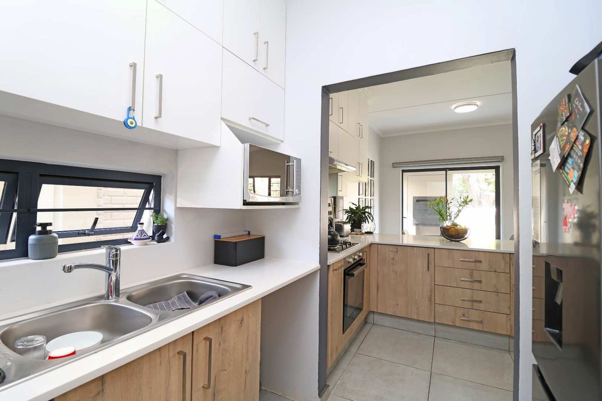 Stylish and Private 3-Bedroom Home in Springwood Estate - Photo 5