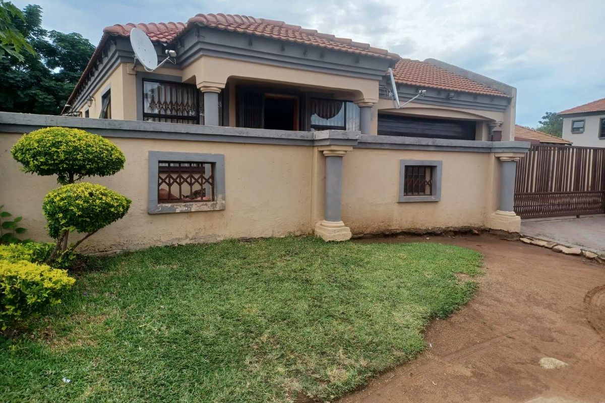 3 Bedroom House for Sale in Rosslyn, Nkwe Estates - Photo 2