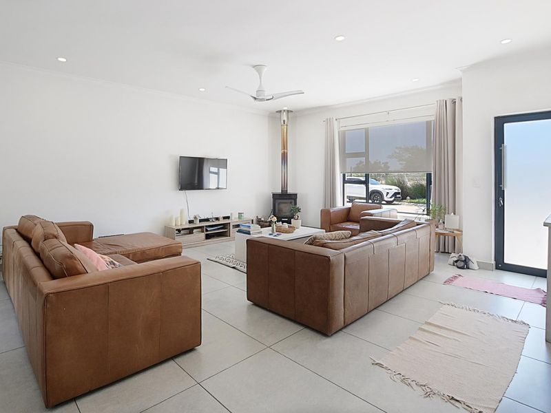 Stunning Single-storey Home in Sought-After Sagewood Lifestyle Estate - Photo 4