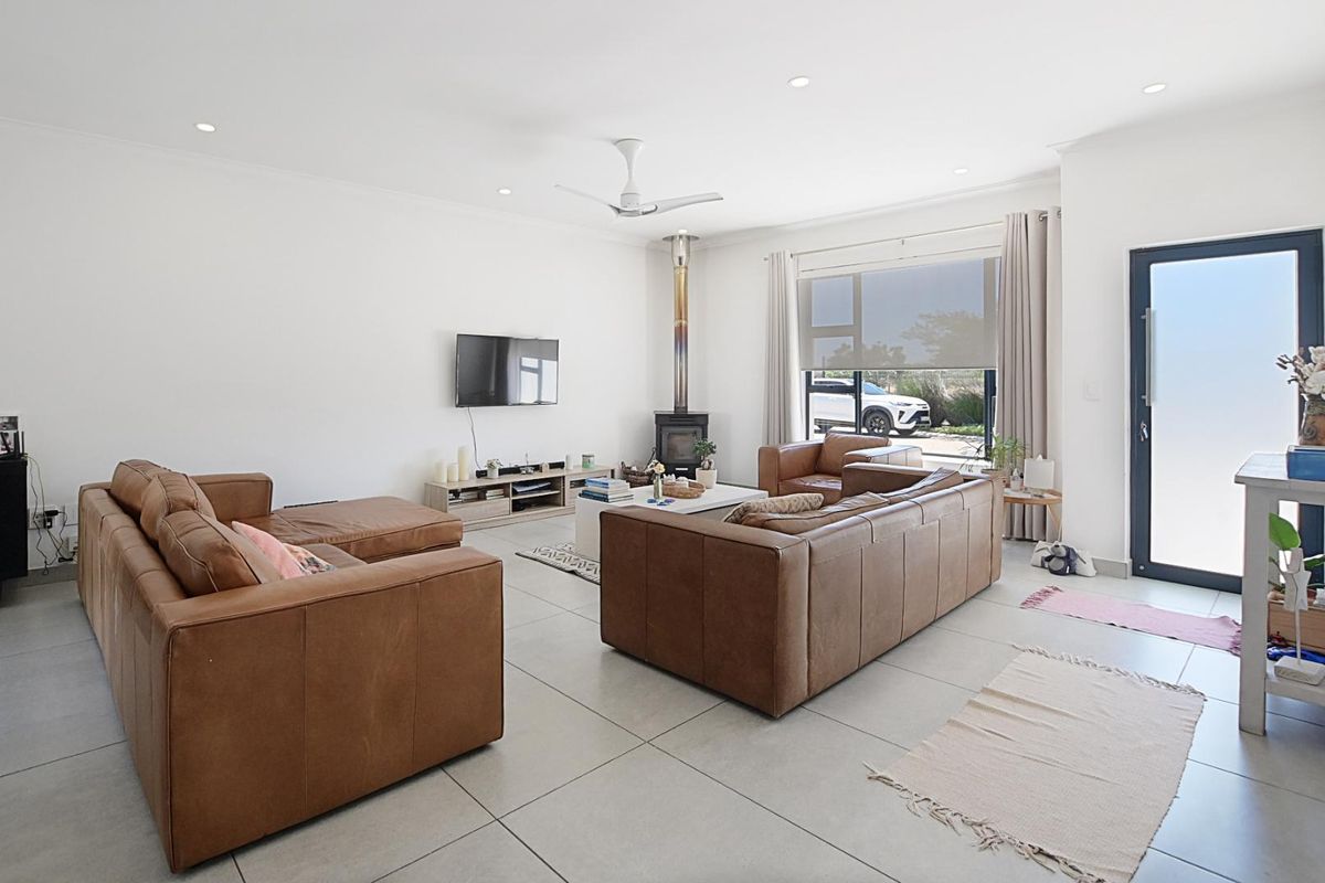 Stunning Single-storey Home in Sought-After Sagewood Lifestyle Estate - Photo 4