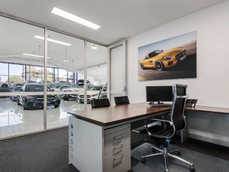 Prime commercial building for sale in exceptional location. - Photo 4