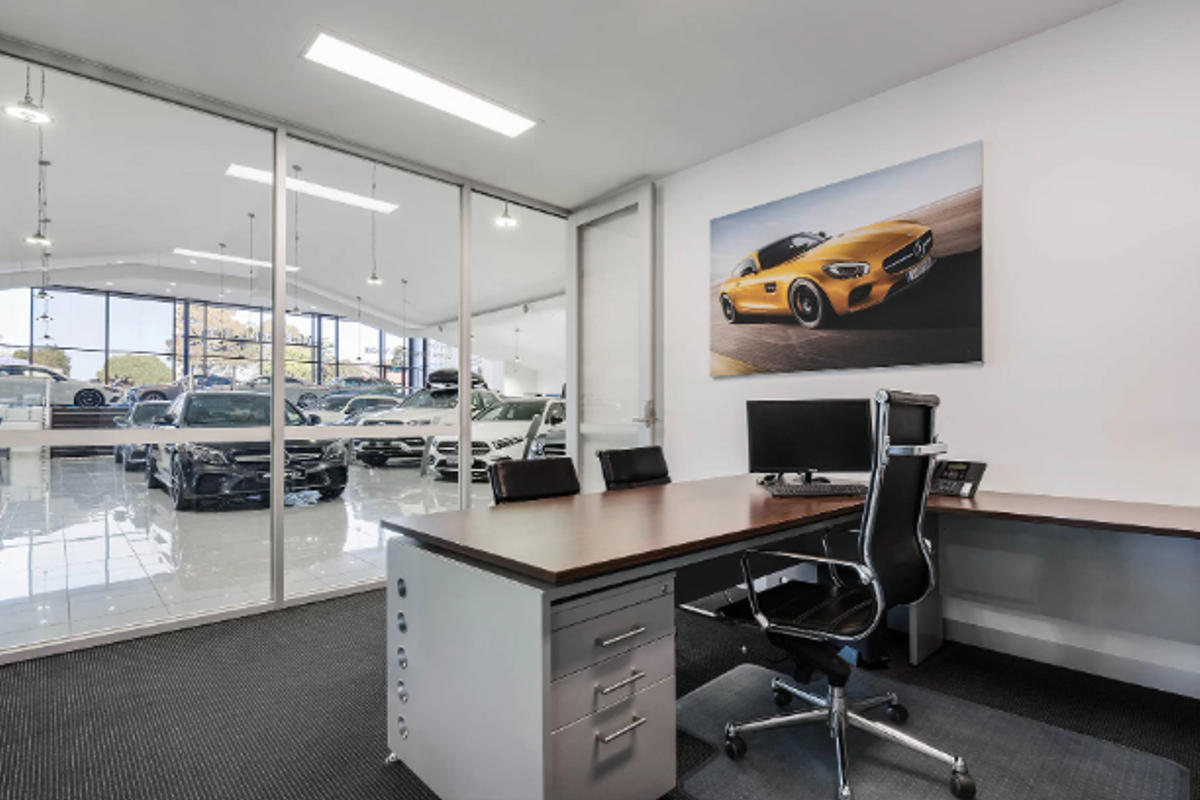 Prime commercial building for sale in exceptional location. - Photo 4