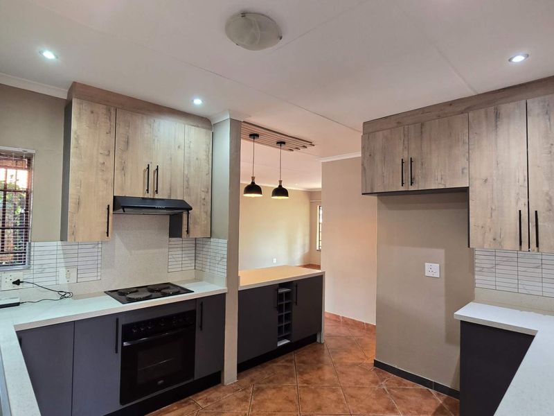 Immaculate 3 Bedroom Full Title house in popular complex in Magalieskruin - Photo 10