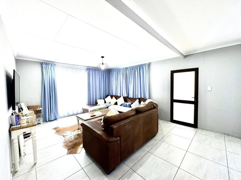 4 Bedroom House For Sale in Elisenheim - Photo 10