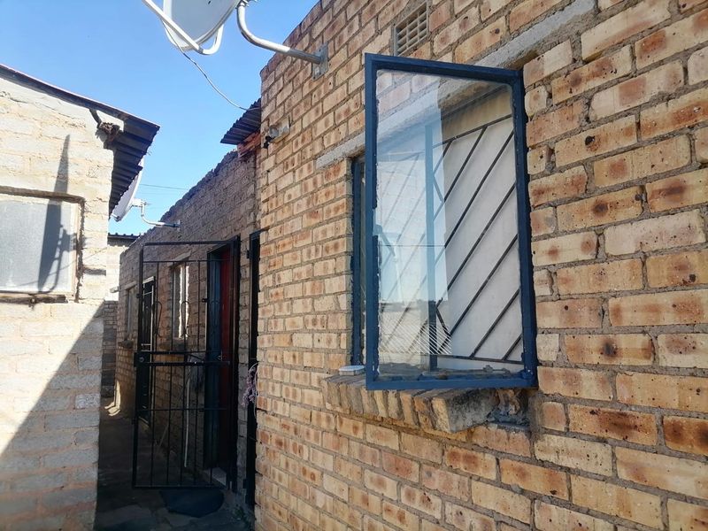 8 Bedroom House for Sale in Cosmo City - Photo 4