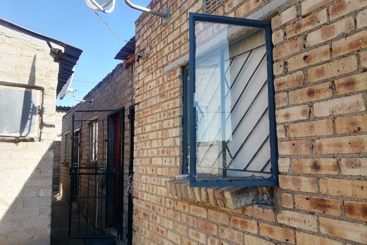 8 Bedroom House for Sale in Cosmo City - Photo 4