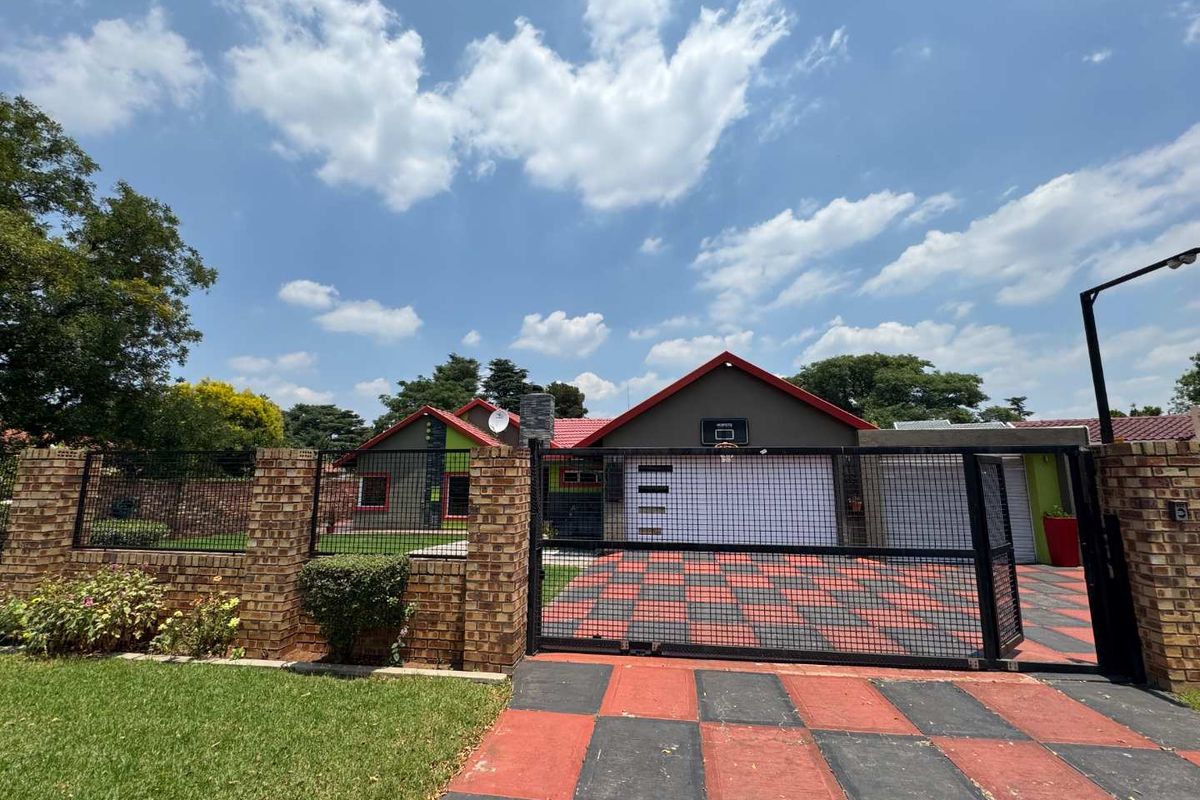 Large Family Home for Sale - Photo 2