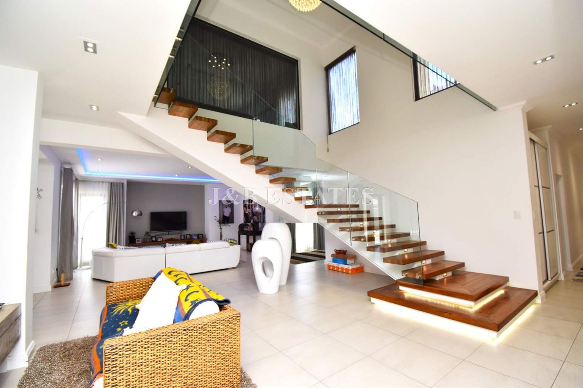 Breathtaking 5-Bedroom House Near Lagoon - Photo 5
