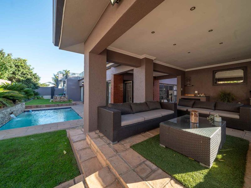 Double-Storey Luxury Masterpiece in Ebotse Golf & Country Estate - Photo 9