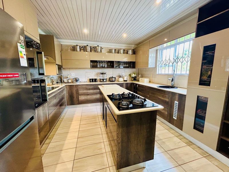 4 bedroom house with flat for sale. - Photo 10