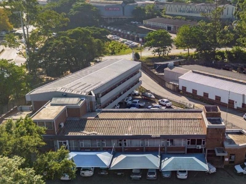 Investment Opportunity: Secure, High-Yield Industrial Asset  ±1,650m2 GLA - Photo 2