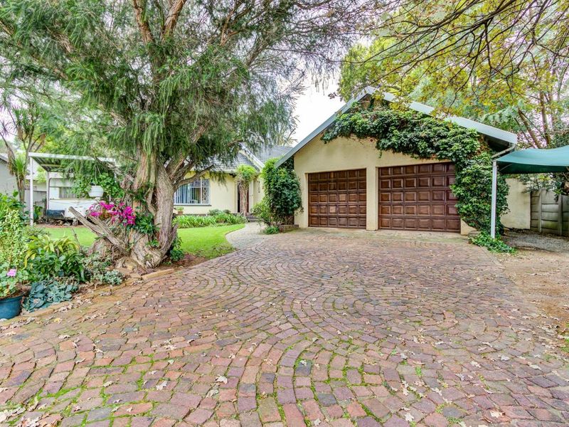 DELIGHTFUL 4 BEDROOMED FAMILY HOME with ELECTRICITY AND WATER BACK UP SOLUTIONS - Photo 7