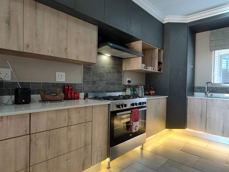 Well maintained family home with flat - Photo 7