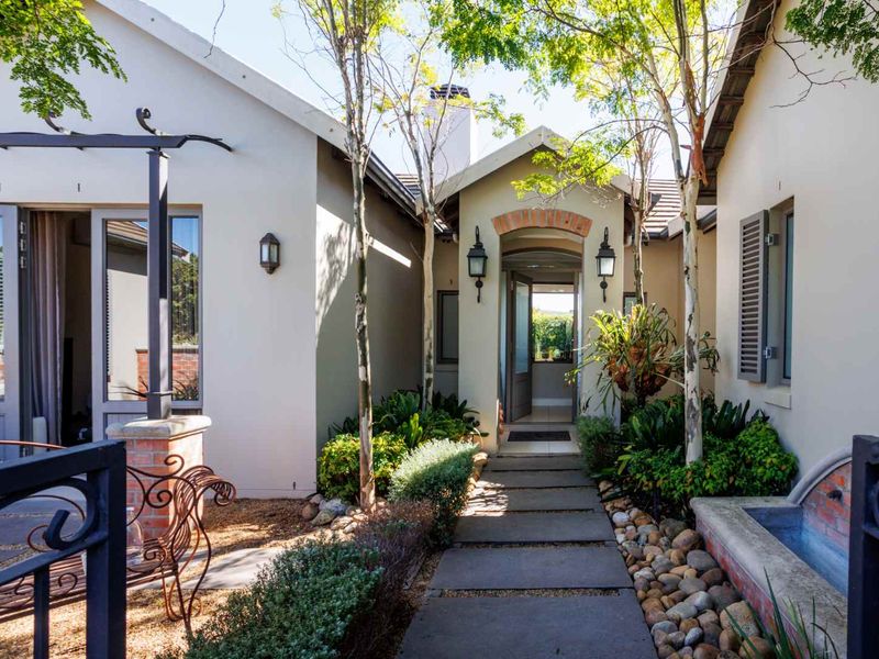 Stylish Single-Level Living on a Spacious Corner Stand in Val de Vie Estate - Photo 3