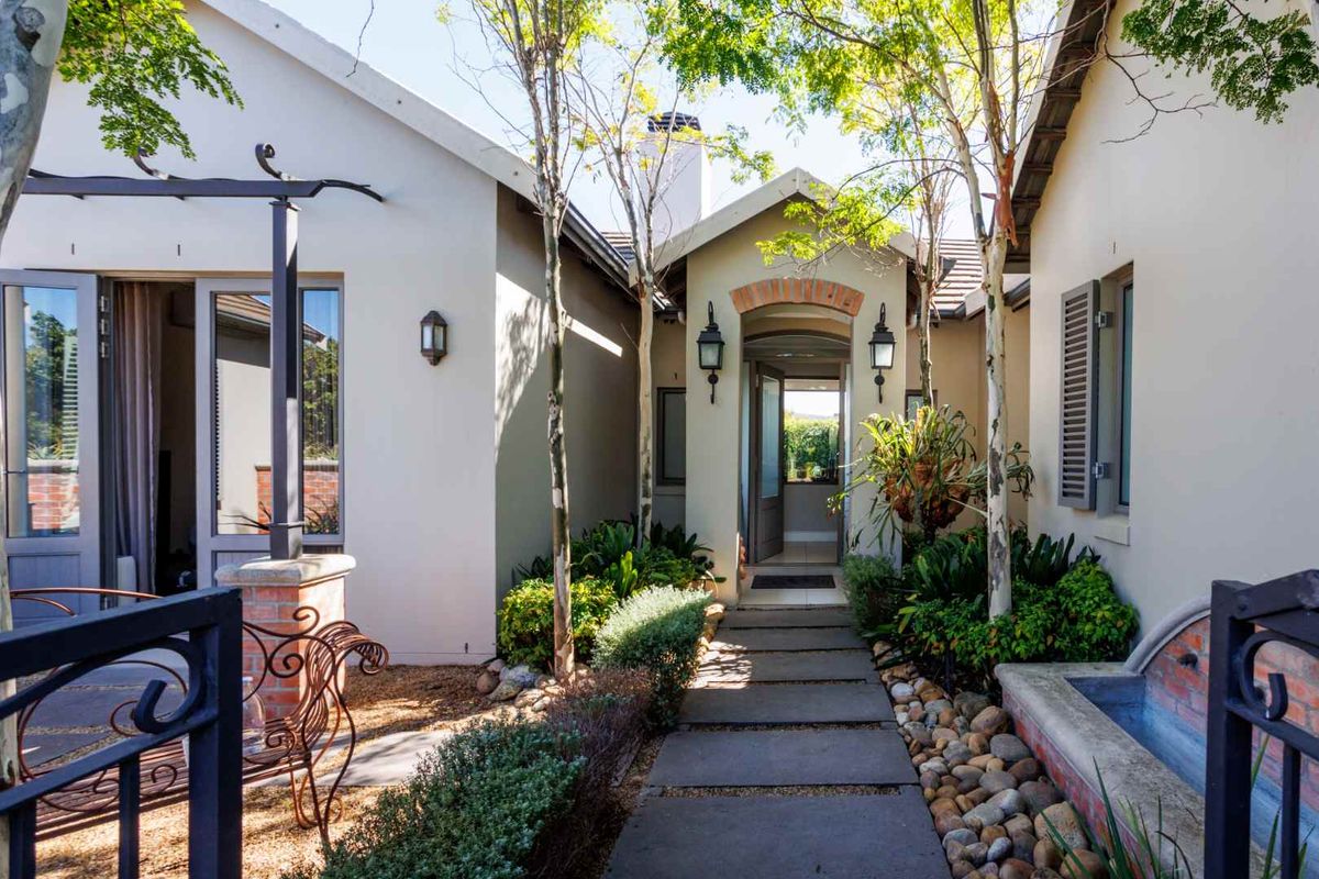 Stylish Four-Bedroom Single-Level Living on a Spacious Corner Stand on Val de Vie Estate - Photo 3