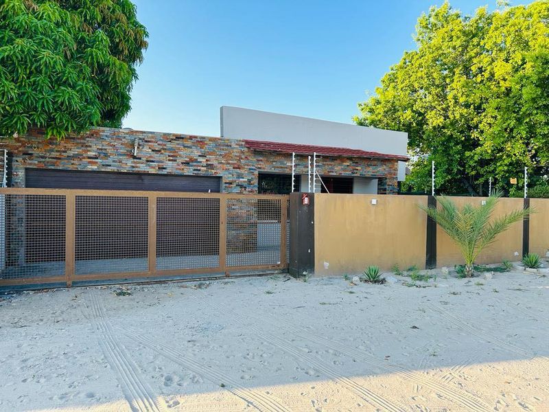 Beautiful  and secure Three bedroom standalone house to rent in Ongwediva - Photo 2