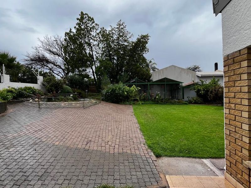 Lovely Family Home For Sale, ideal for the extended family - Photo 5